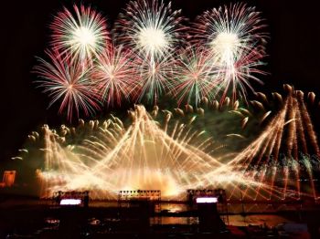 中国花火大会“慢城焰火·歌手之夜”花火盛典