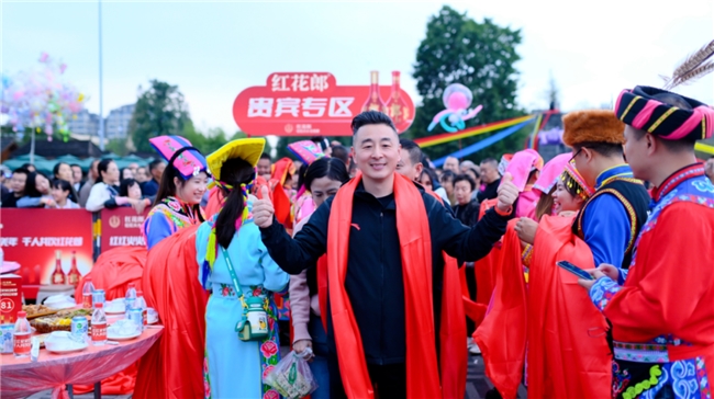 羌历年庆典盛况非凡：千余人齐享红花郎美酒，欢庆羌族传统文化盛宴，激情洋溢绵阳北川(图3)