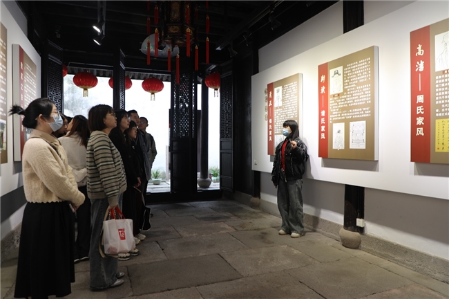 执笔绘“三色” 展青春靓丽华章
(图1)